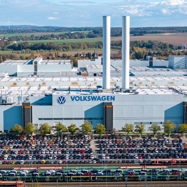 „TSMC” pajamos augo 68% tempu, „Volkswagen” toliau planuoja mažinti darbuotojų skaičių | Finansų rinkų apžvalga 07.13